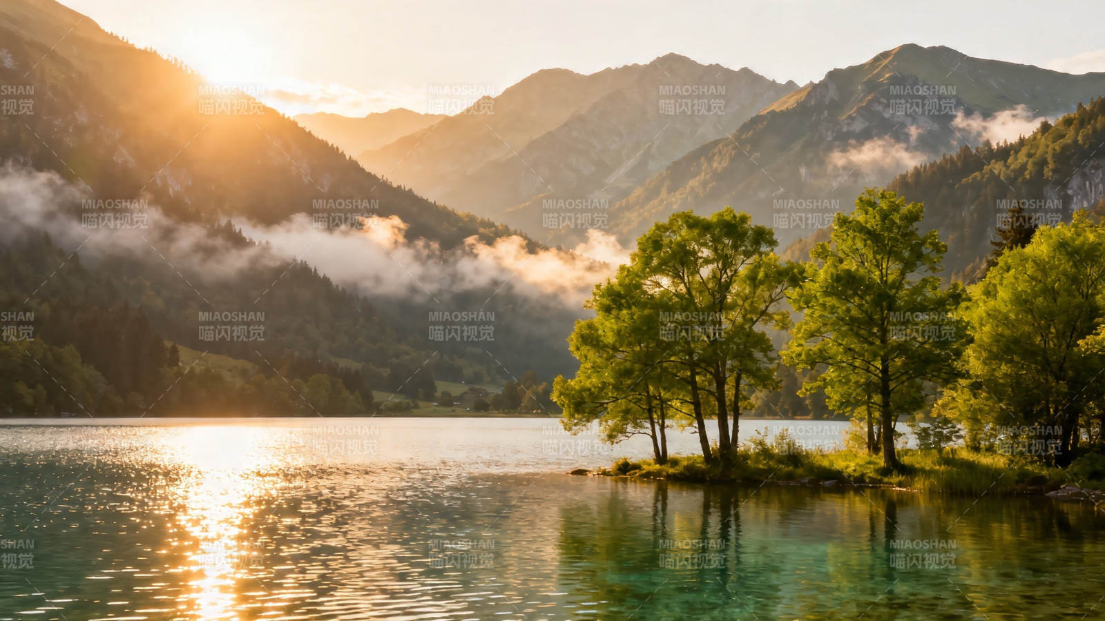 湖光山色 晨雾映金辉图片