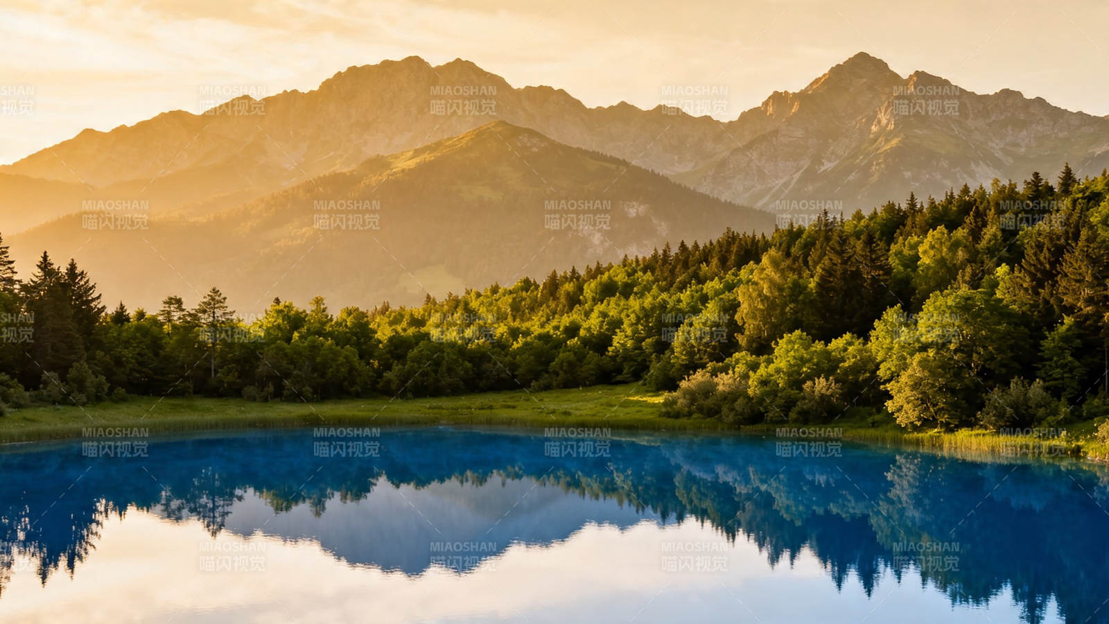 山湖倒影 金色晨曦图片