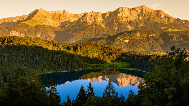 山湖映金辉 静谧如画卷图片