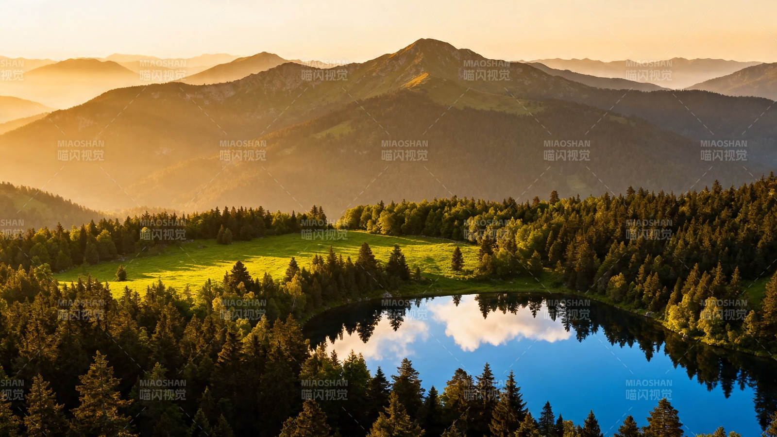 山湖晨曦 静美如画图片