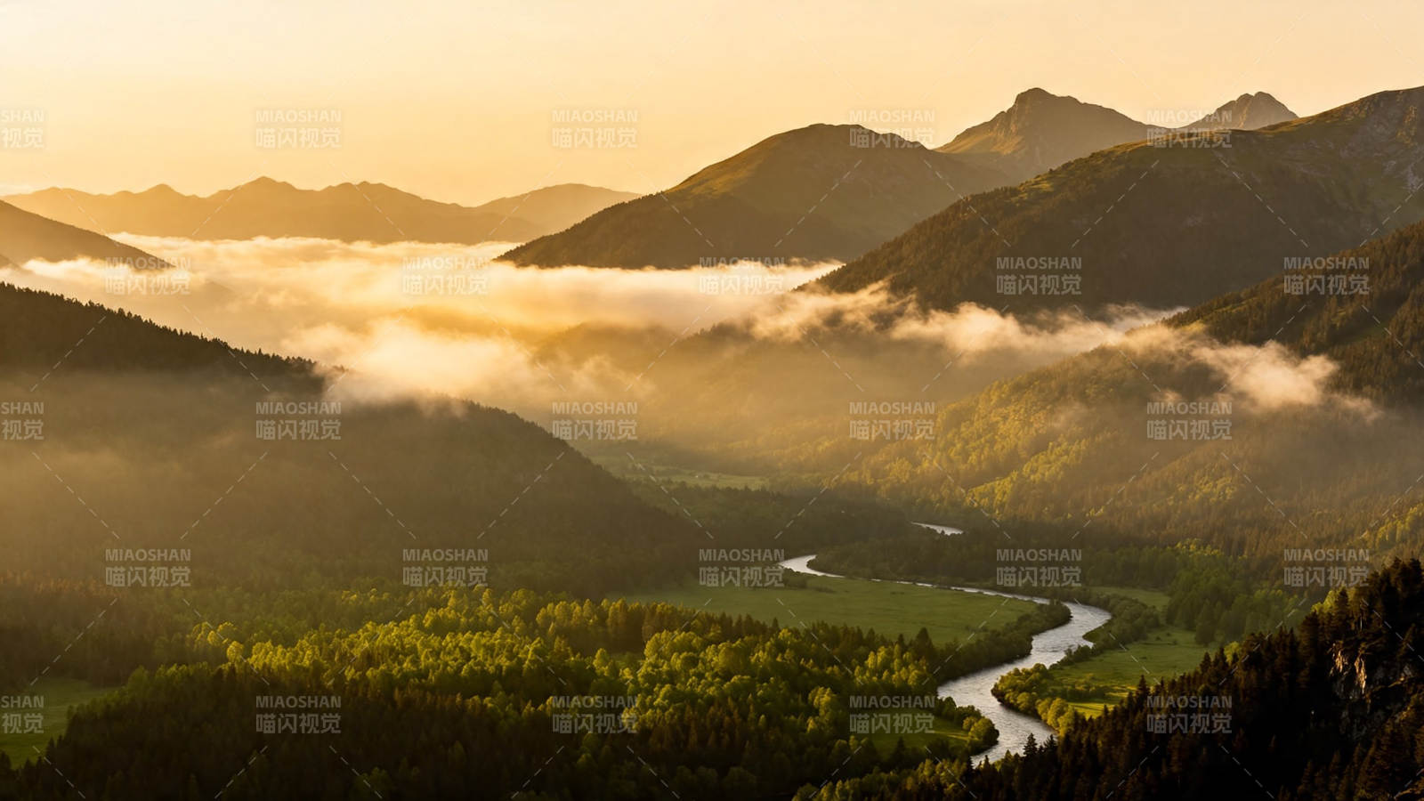 晨雾绕山 河曲如带图片