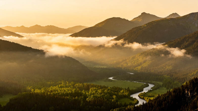 晨雾绕山 河曲如带图片