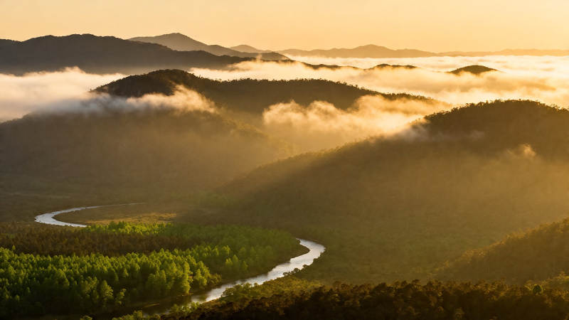 晨雾绕山 河曲如带图片