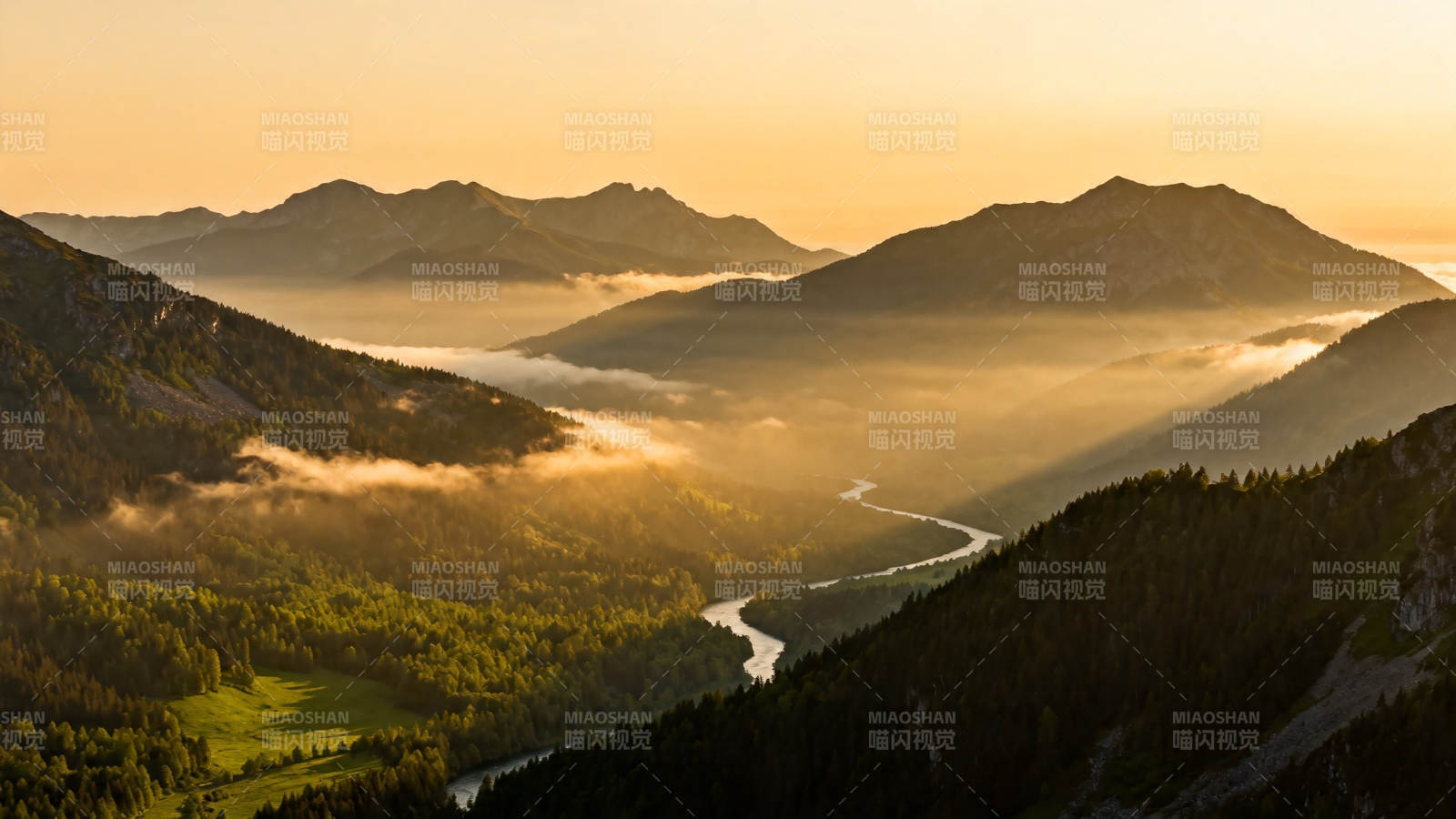 晨雾绕山 河谷如带图片