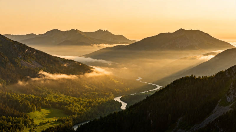 晨雾绕山 河谷如带图片