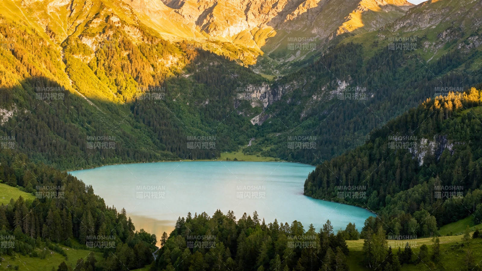 山湖映金辉 静美如画卷图片