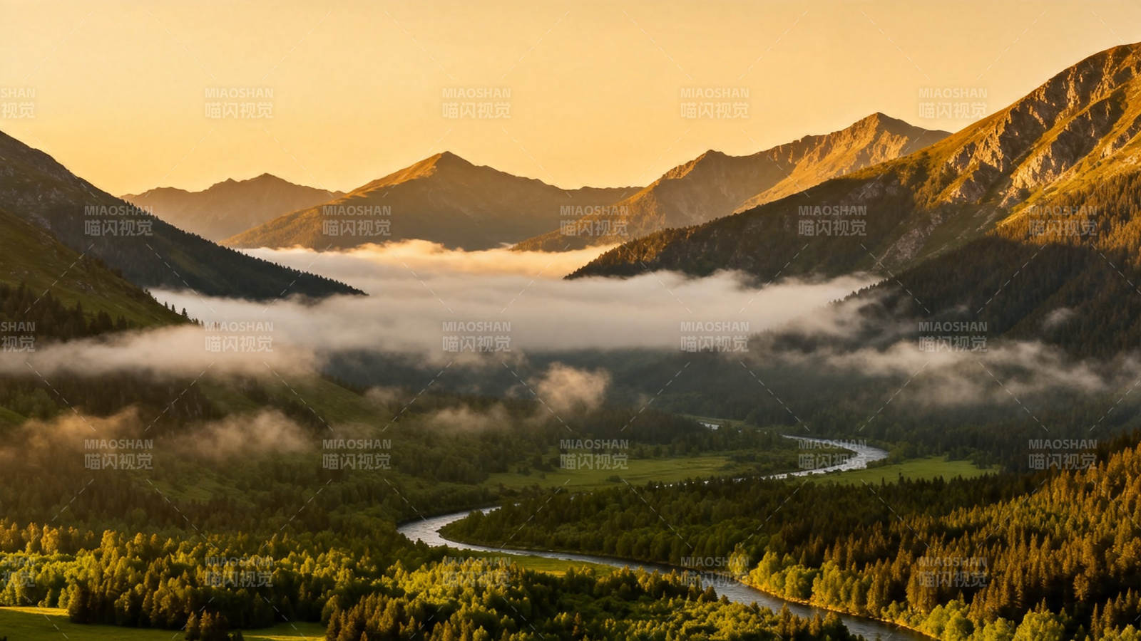 晨雾绕山 河谷金辉如画图片