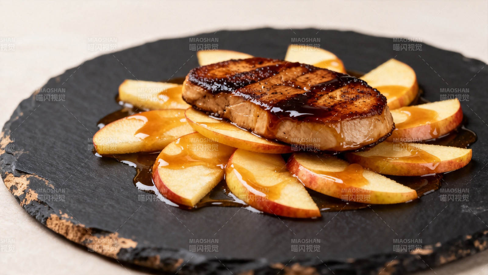香煎鹅肝配焦糖苹果片图片