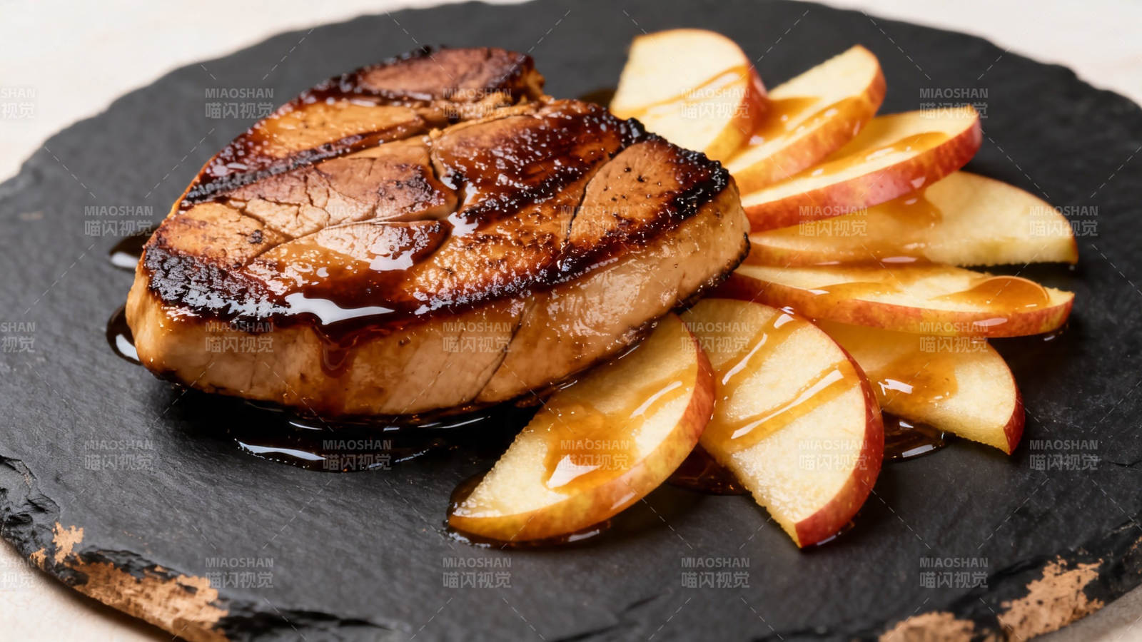 香煎鹅肝配焦糖苹果片图片