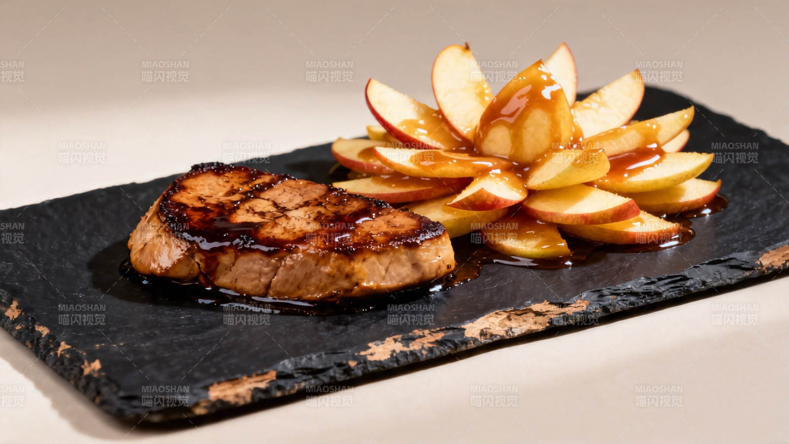 煎鸭胸配焦糖苹果花图片