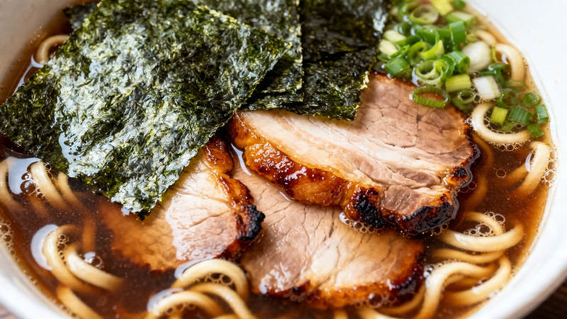 日式叉烧拉面 海苔葱花点缀图片