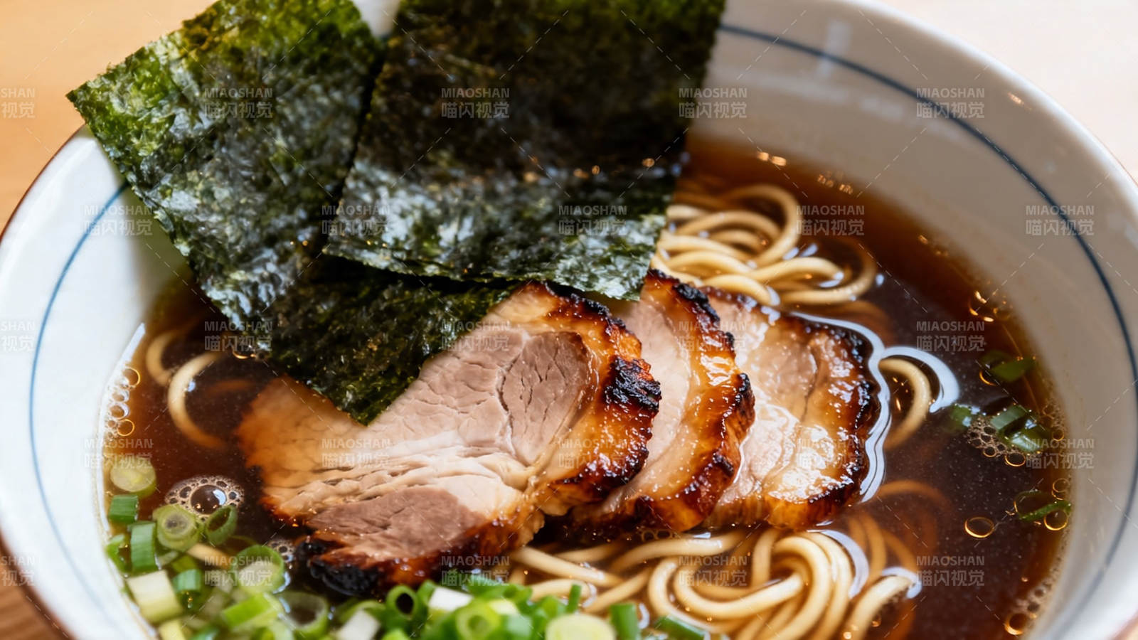 日式叉烧拉面 海苔青葱点缀图片