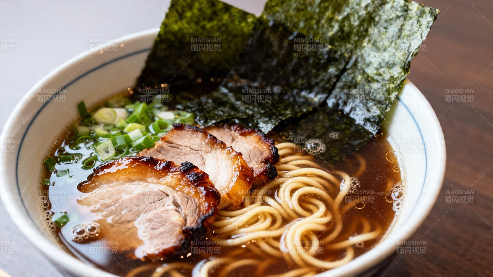 日式叉烧拉面 海苔青葱点缀图片