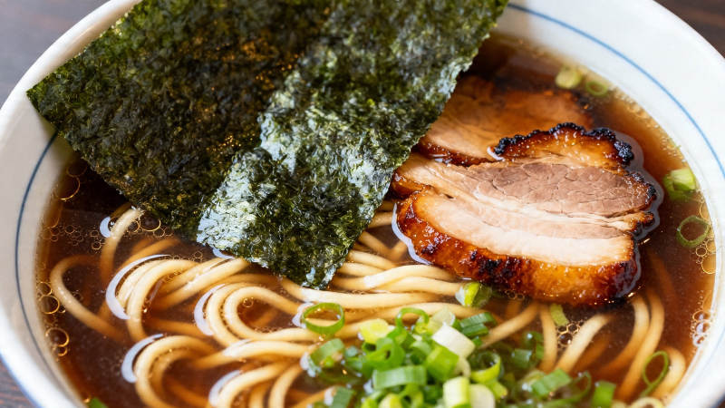 日式叉烧拉面配海苔葱花图片