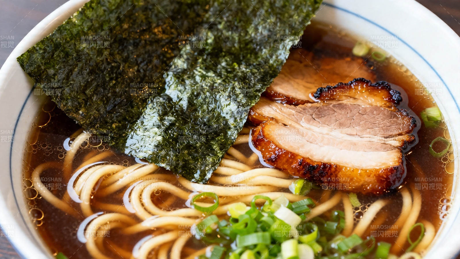 日式叉烧拉面配海苔葱花图片