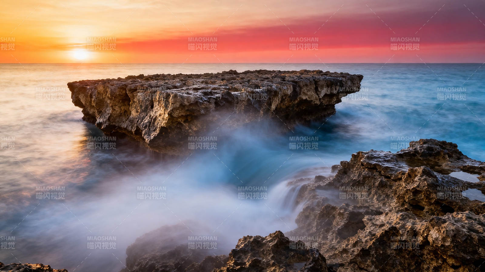 日落礁石 海浪轻抚岩岸图片