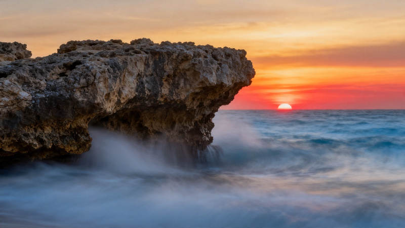礁石迎浪 夕阳熔金海图片