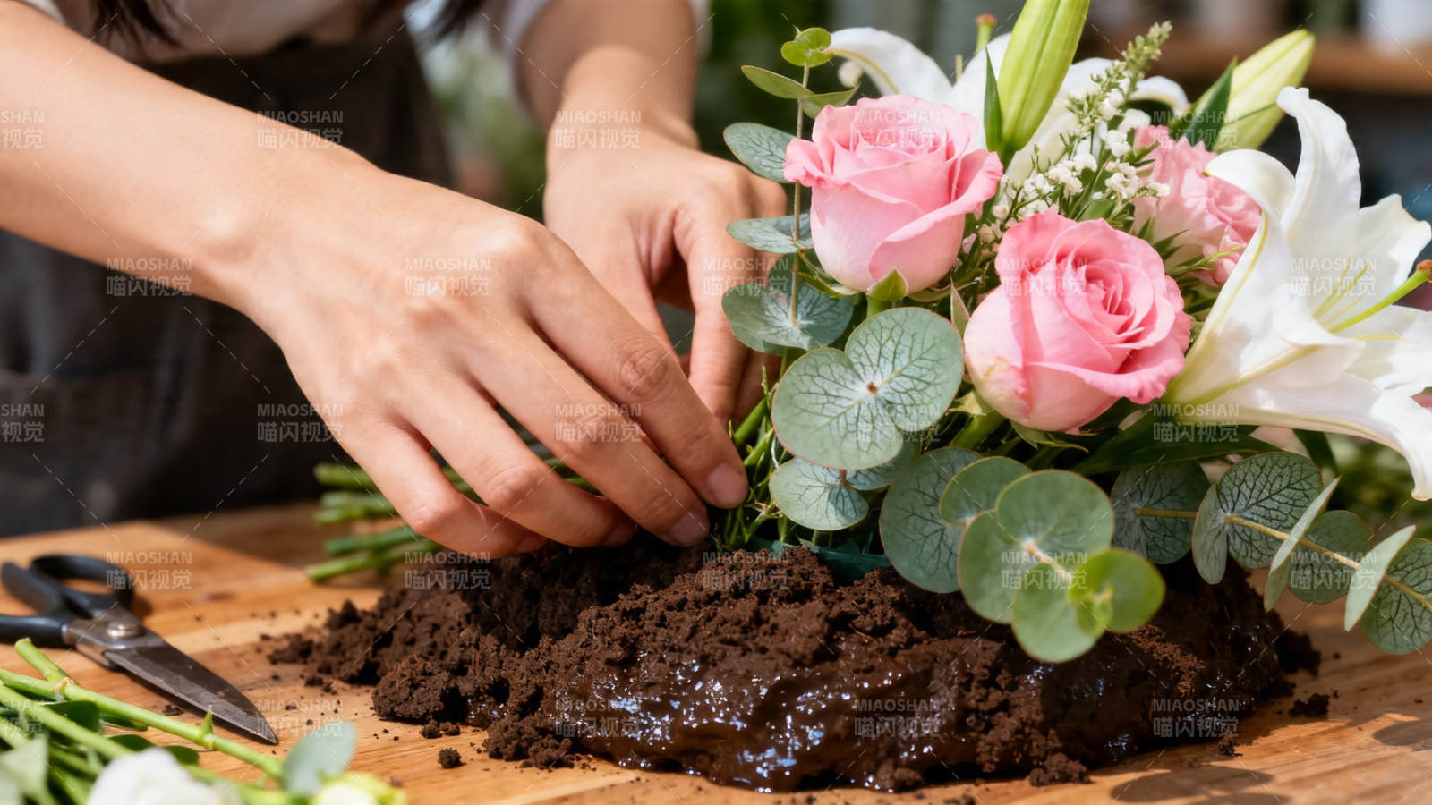巧手插花 玫瑰百合伴尤加利图片