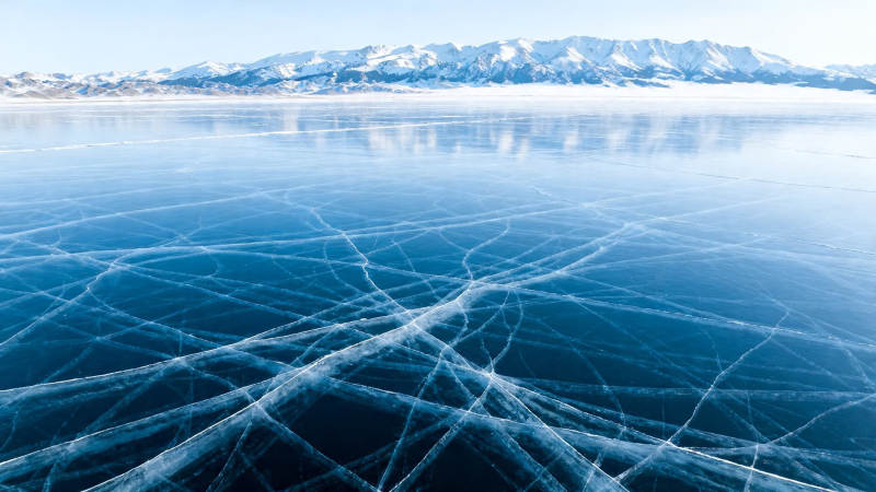 冰湖裂纹映雪山图片