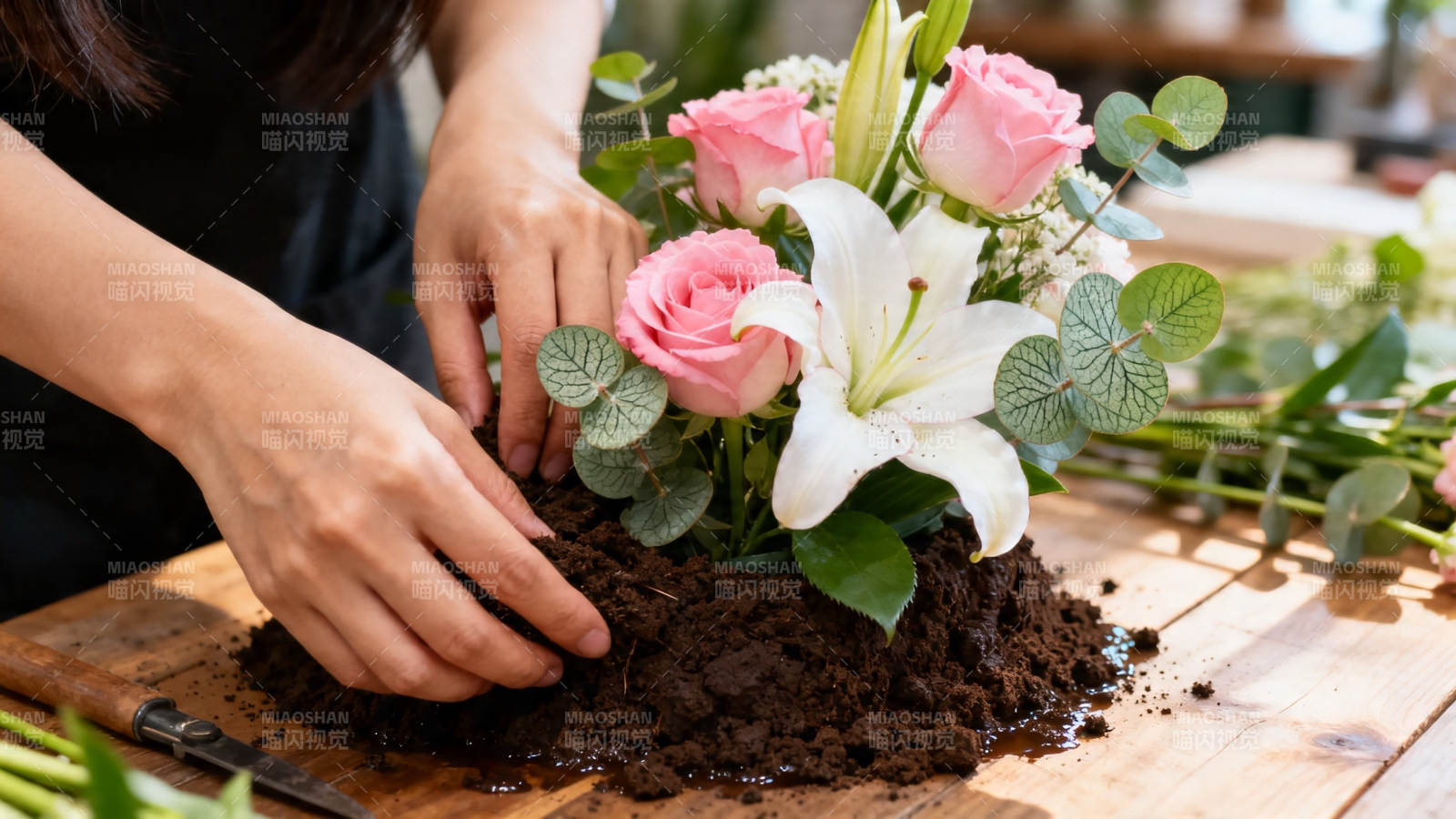 巧手插花 玫瑰百合映木台图片