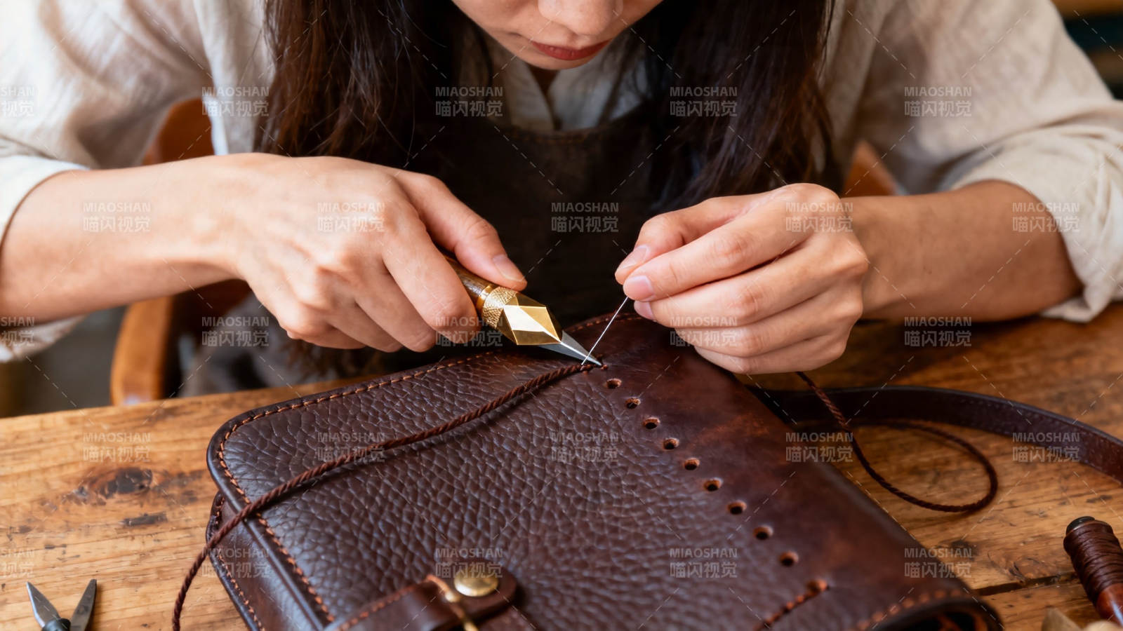 手工缝制皮包特写图片