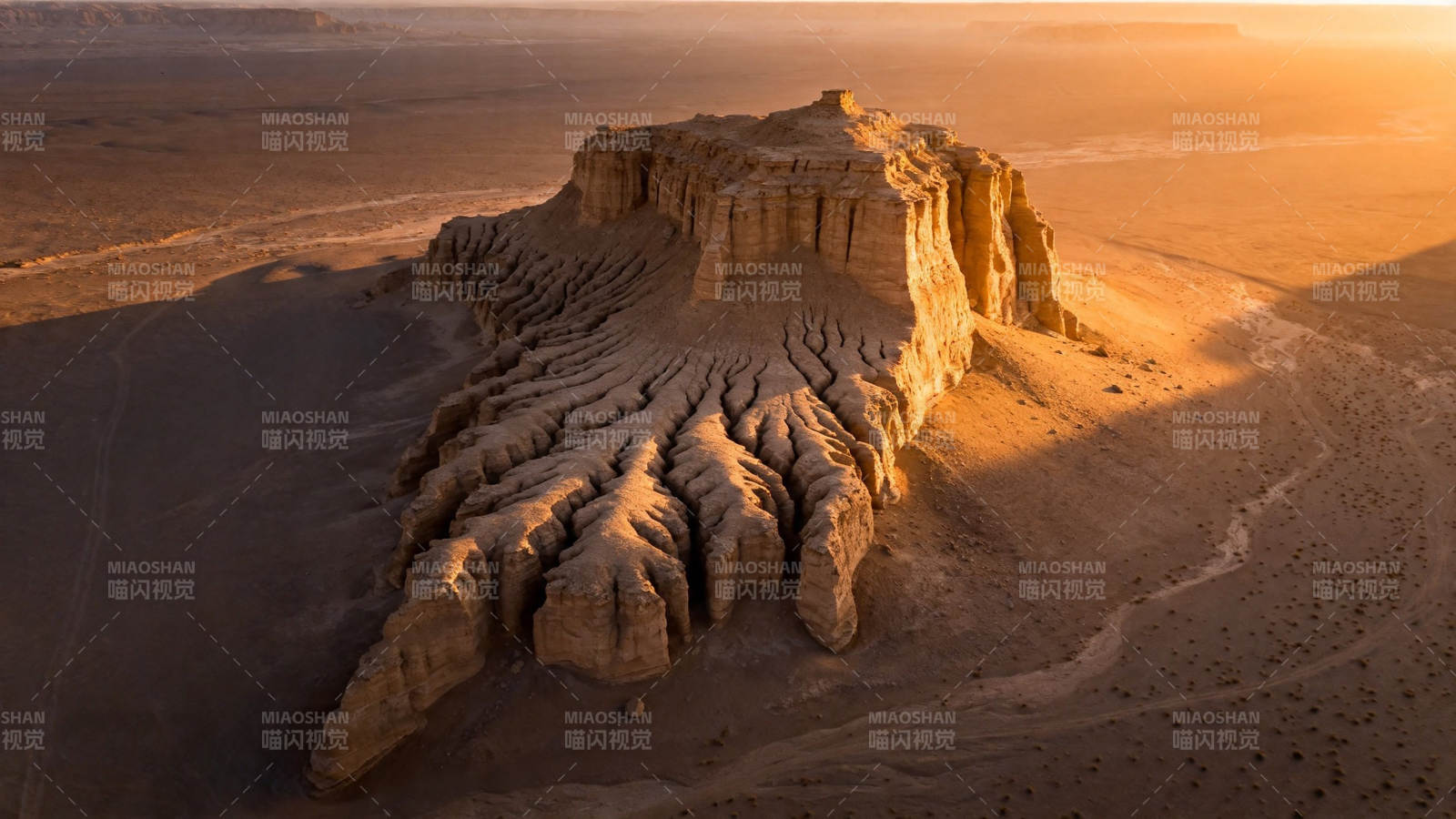 沙漠孤峰 夕阳金辉图片