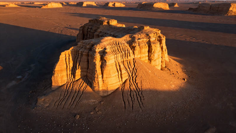 沙漠孤岩 夕阳金辉图片
