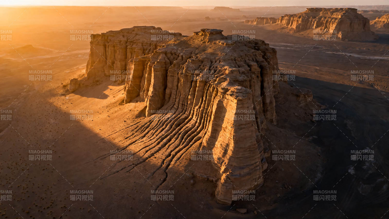 沙漠孤峰 夕阳鎏金图片