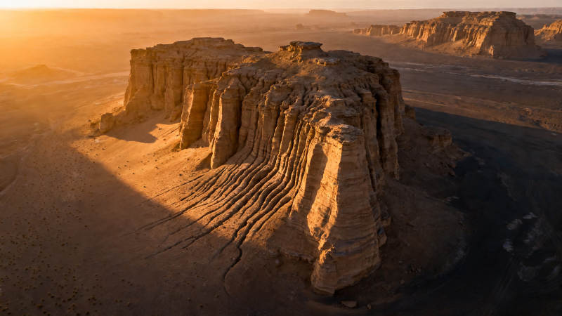 沙漠孤峰 夕阳鎏金图片