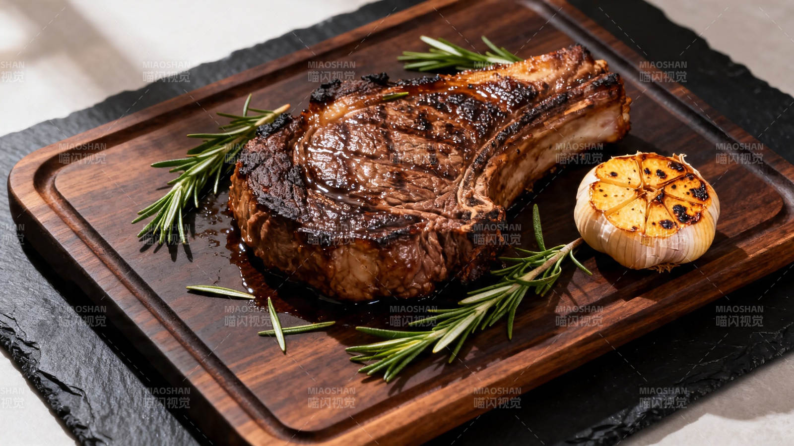 香煎牛排配迷迭香蒜头图片