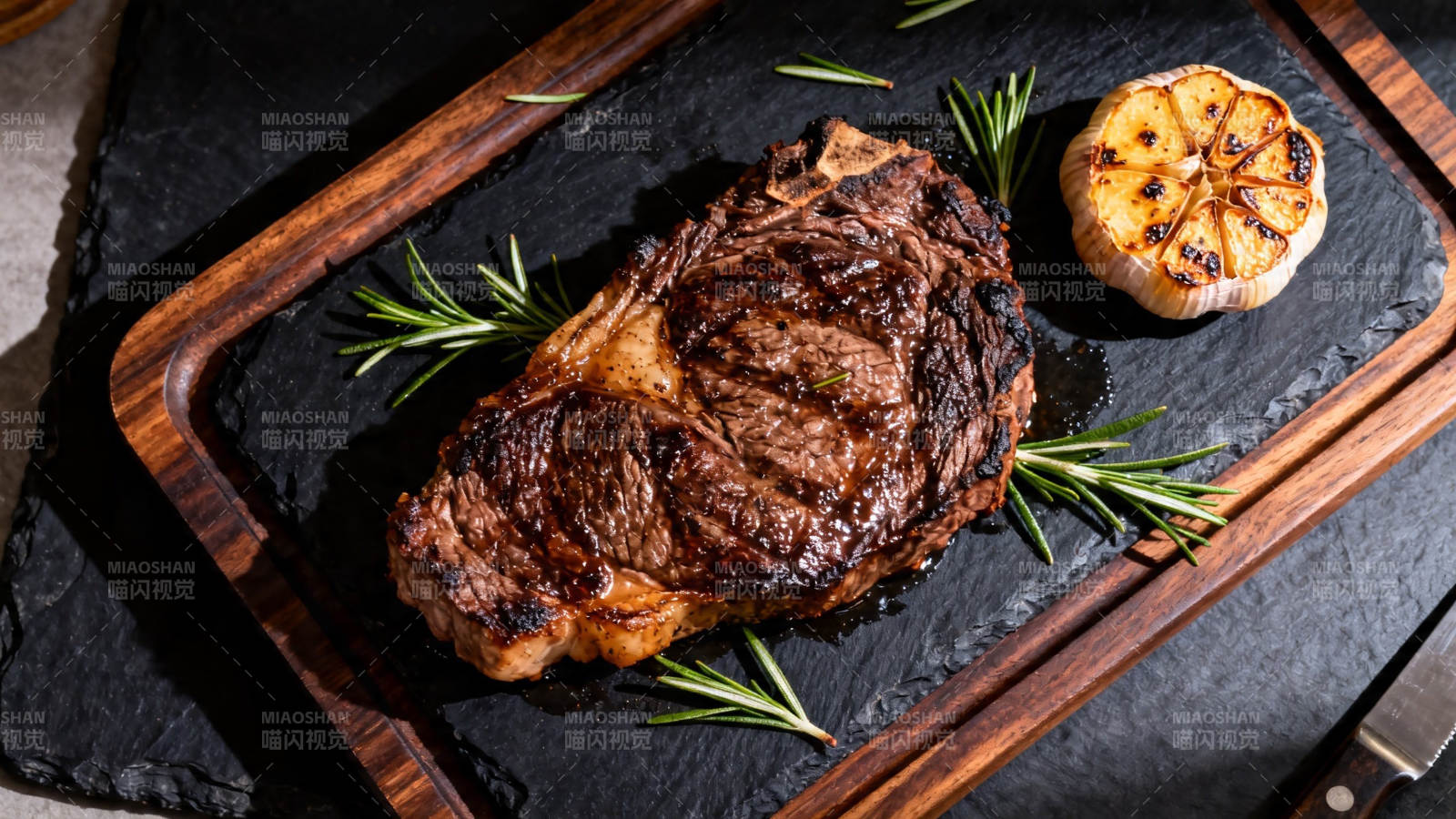 香煎牛排配烤蒜与迷迭香图片