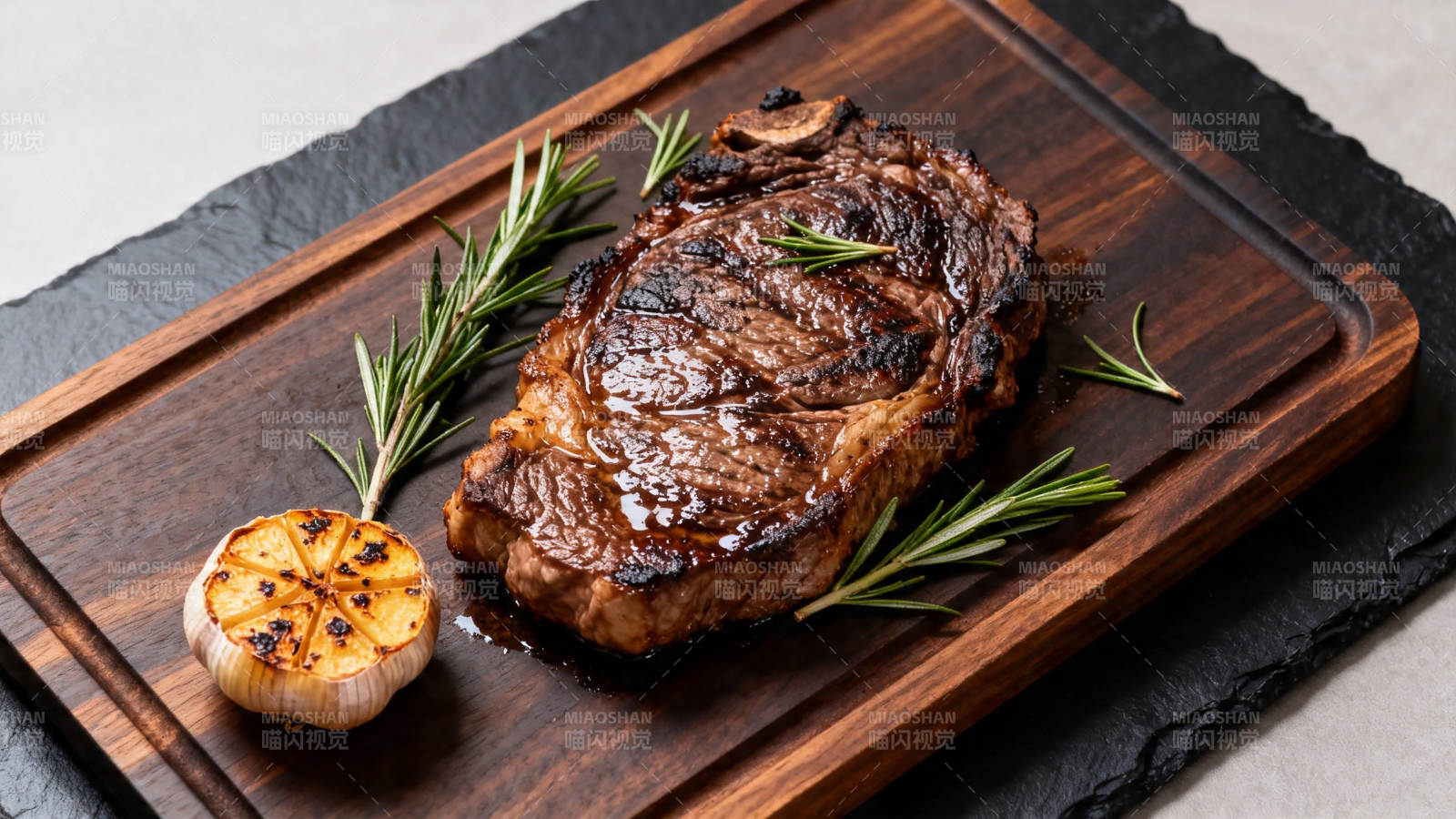 香煎牛排配迷迭香蒜头图片
