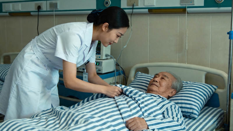 护士温柔照料病床老人图片