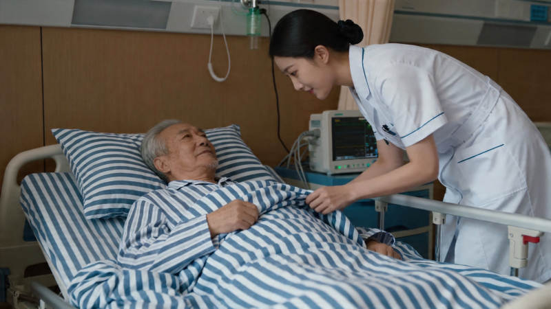 护士照料病床老人图片