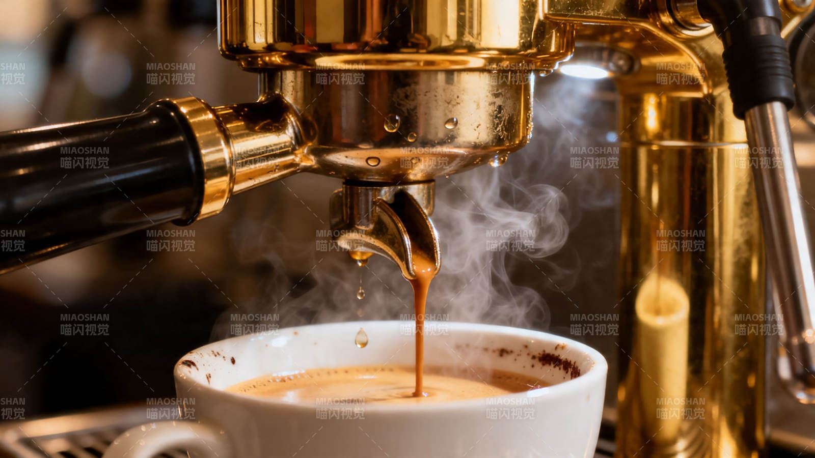 金机萃取 香浓咖啡入杯图片