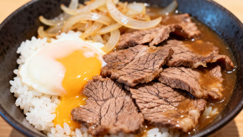 牛肉饭配溏心蛋图片