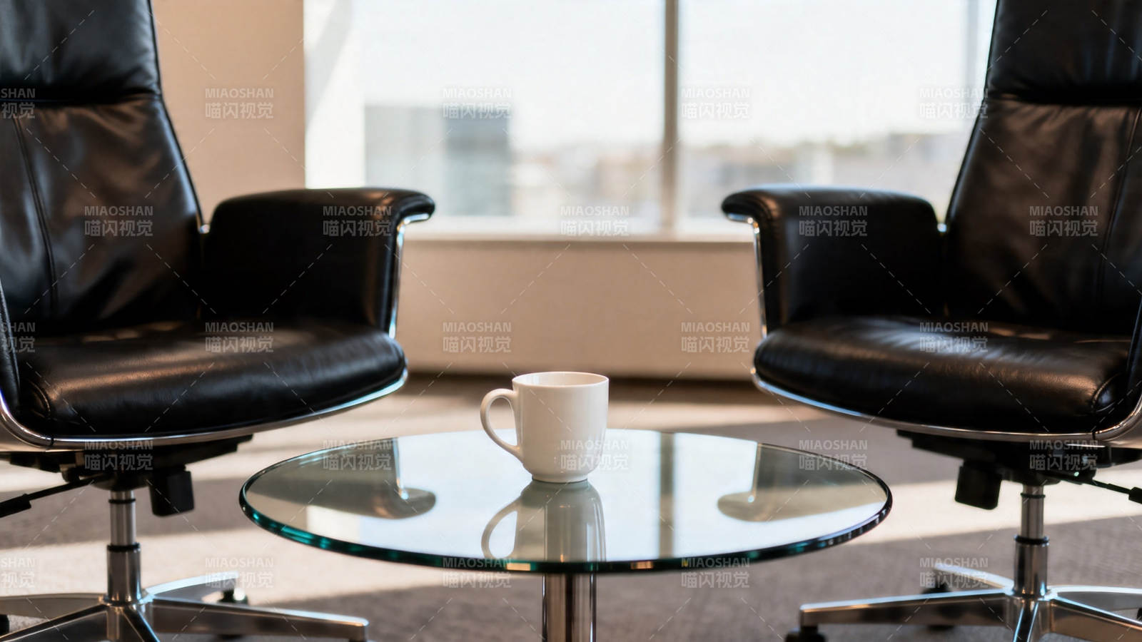 商务洽谈椅与咖啡杯图片