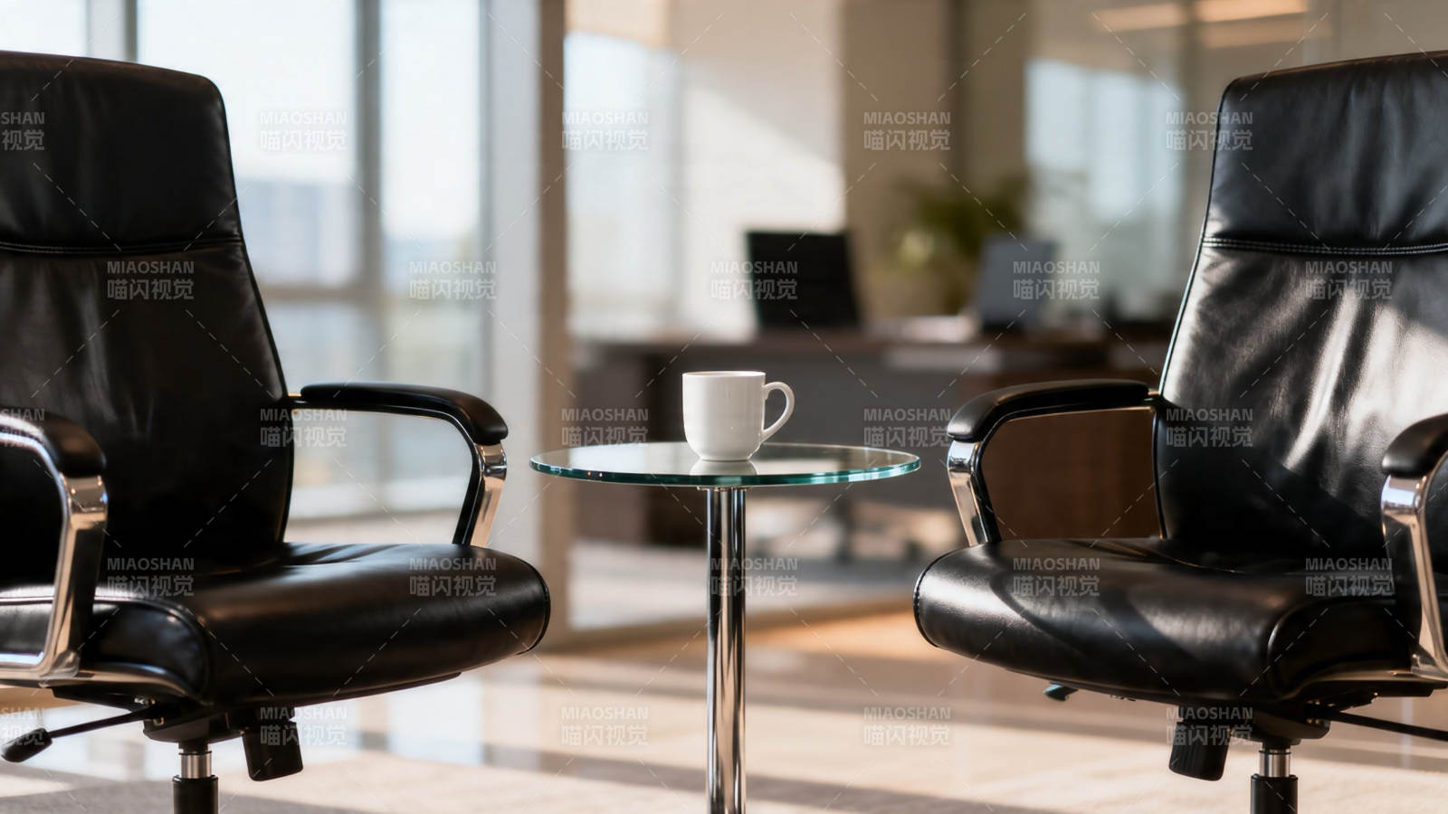办公椅与咖啡杯静景图片