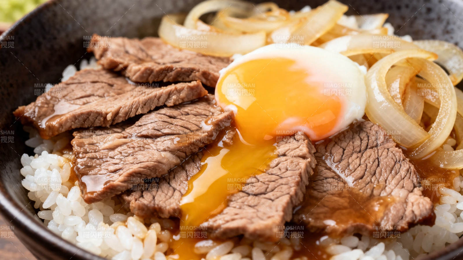 牛肉饭配溏心蛋洋葱图片