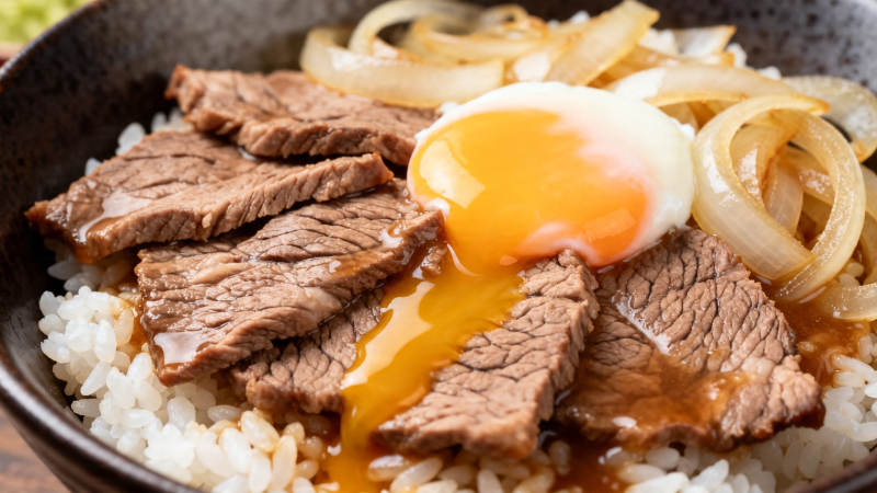 牛肉饭配溏心蛋洋葱图片