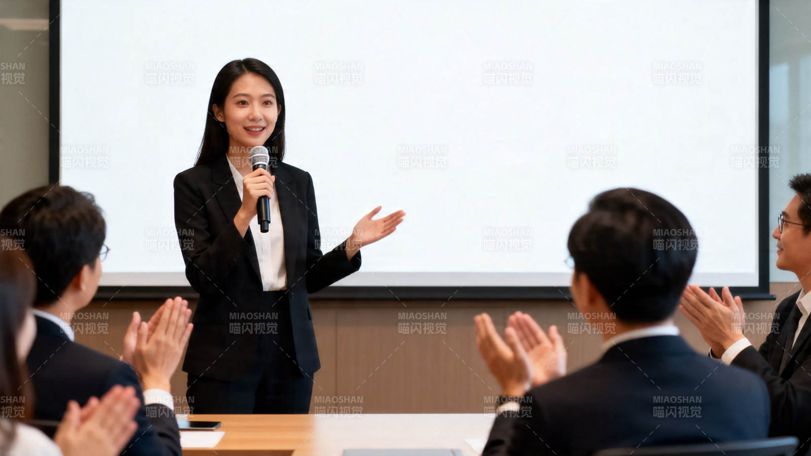 职场女性演讲获掌声图片