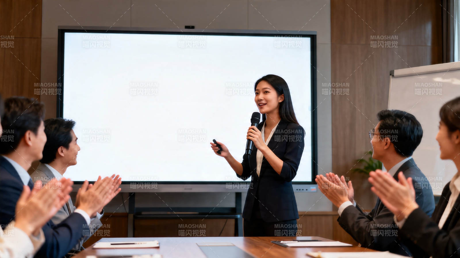 职场女性演讲获掌声图片