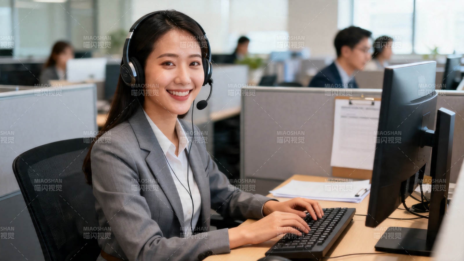 客服微笑办公中图片