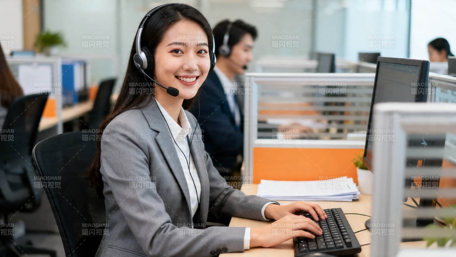 客服微笑办公中图片