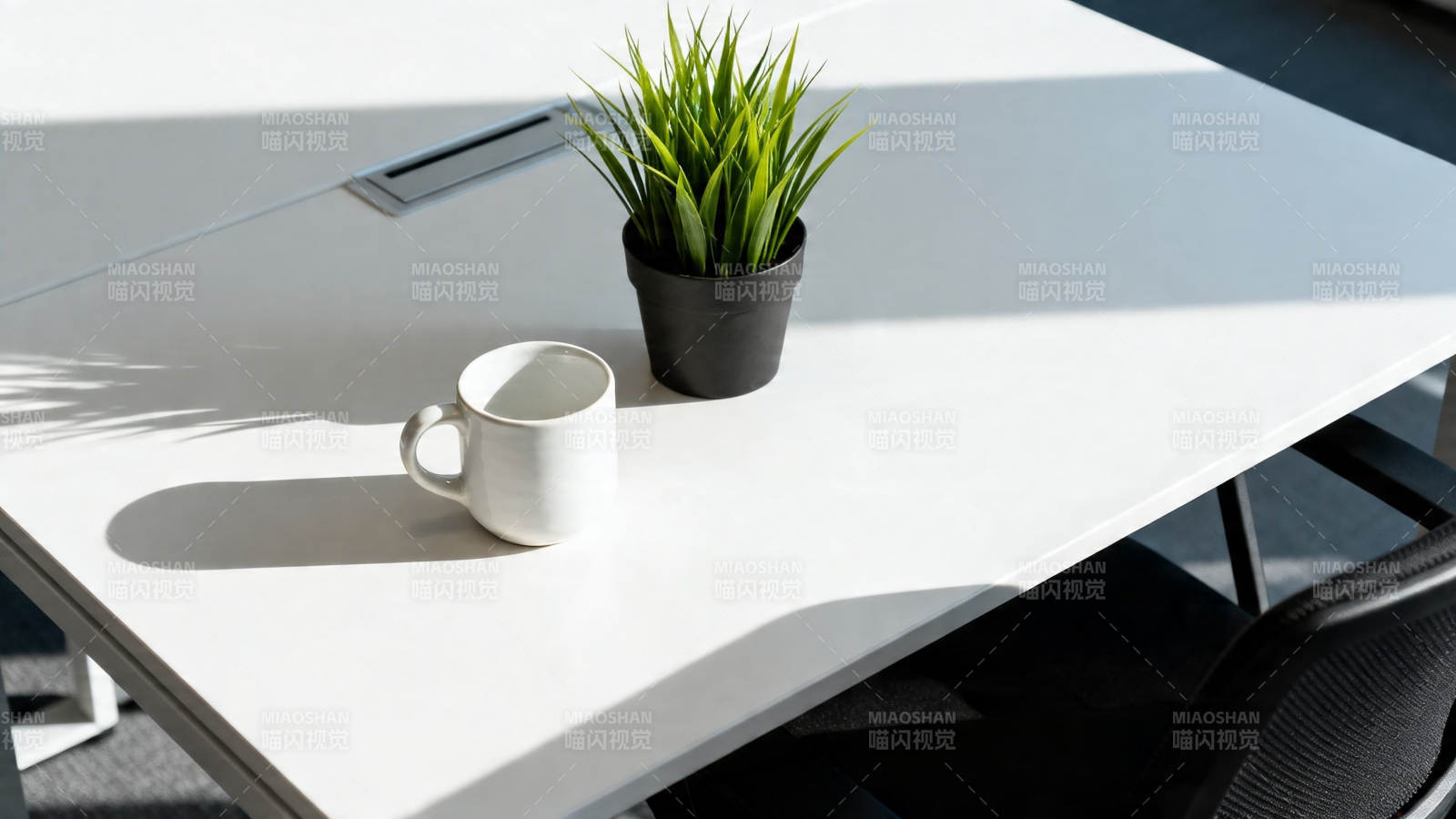 阳光下的简约办公桌景图片