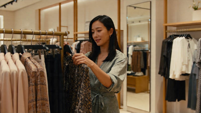 女子店内挑选花纹连衣裙图片