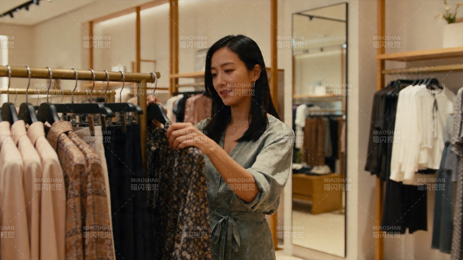 女子店内挑选花纹连衣裙图片