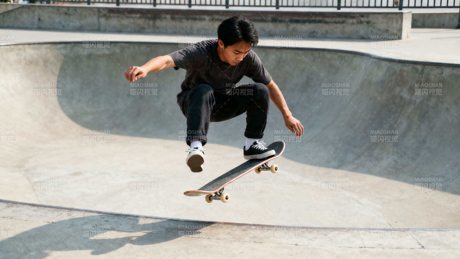 滑板少年腾空瞬间图片