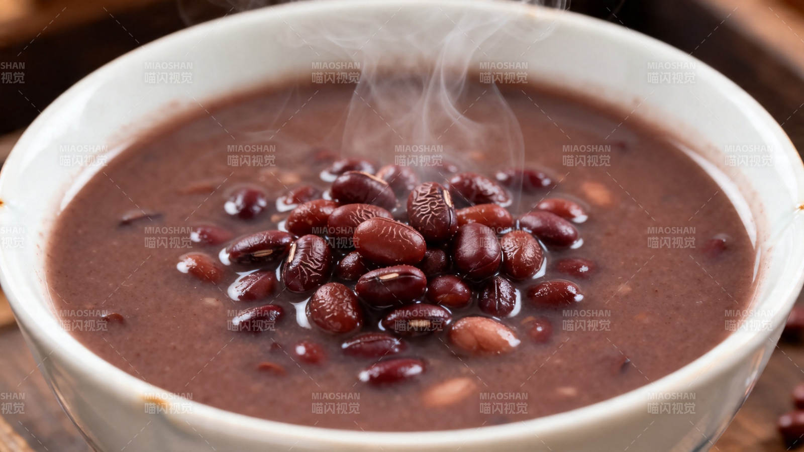 热腾腾红豆粥 暖胃又养颜图片