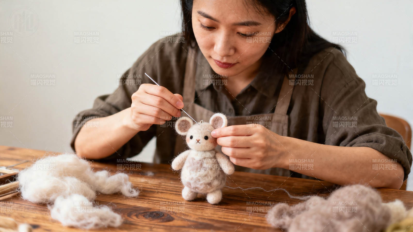 女子专注制作羊毛毡小鼠图片
